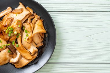 İstiridye soslu kızarmış kral istiridye mantarı. Sağlıklı, vejetaryen ya da vejetaryen yemek tarzı.