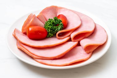 tabağa dilimlenmiş jambon füme