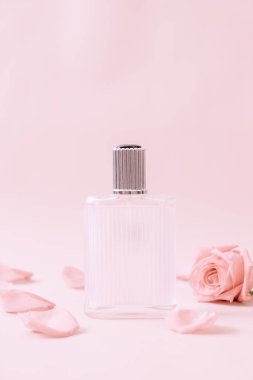 parfüm şişesi ile rose petal arka plan üzerinde