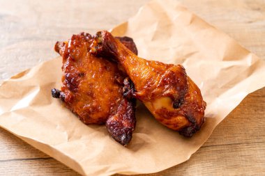 Masada ızgara ve ızgara tavuk.