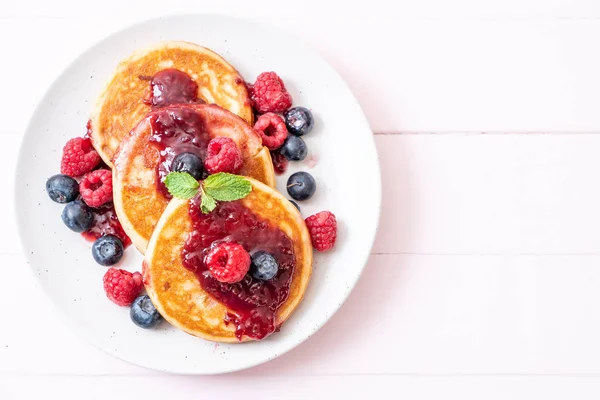 Crêpe Soufflée Aux Framboises Bleuets Frais — Photo