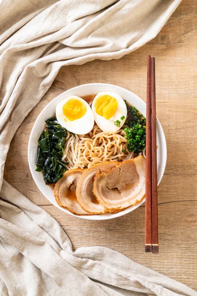 Mie Ramen Shoyu Dengan Daging Babi Dan Telur Gaya Makanan — Stok Foto