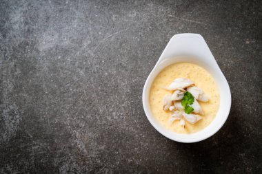 Çiğ yengeçli haşlanmış yumurta.