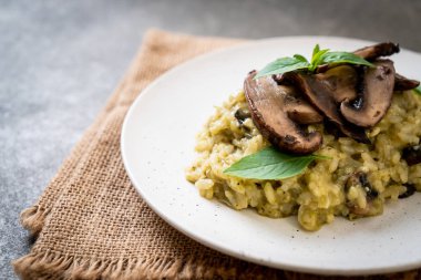 Pesto ve peynir ile ev yapımı Mantarlı Risotto