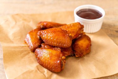 Barbekü tavuk kanadı sosu ile