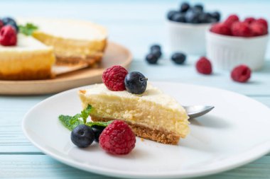 Ev yapımı cheesecake taze ahududu ve yaban mersini ile