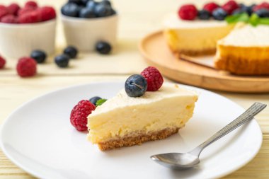 Ev yapımı cheesecake taze ahududu ve yaban mersini ile