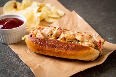 Ev yapımı ıstakoz rulo patates cipsi ile