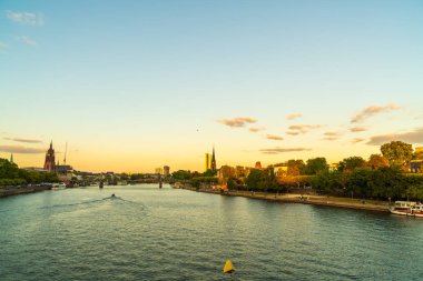 Frankfurt am Main manzarası twilight saat sırasında.