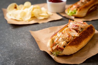 Ev yapımı ıstakoz rulo patates cipsi ile