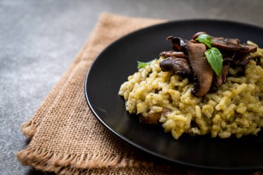 Pesto ve peynir ile ev yapımı Mantarlı Risotto
