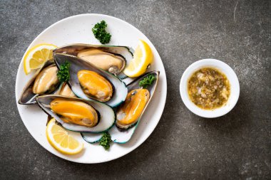 deniz ürünleri midye maydanoz ve limon ile