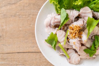 Soslu ve sebzeli haşlanmış balık sosu.