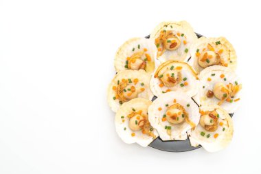 tereyağı ve beyaz arka plan üzerinde izole sarımsak ile ızgara tarak shell