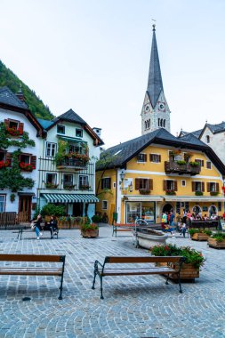 Hallstatt, Avusturya - 29 Ağustos 2018: kasaba meydanında Hallstatt, Avusturya. Hallstatt Avusturya Alplerinde Hallstatter gölde bulunan ve Unesco Dünya Mirası bölgeye göre terfi tarihi köydür.