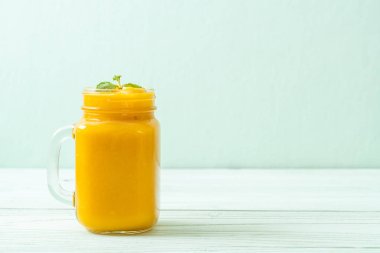 taze mango smoothies - sağlıklı yiyecek ve içecek konsepti