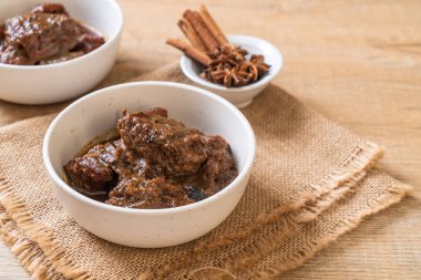 herb - Phuket Tayland geleneksel gıda tarzı ile domuz eti güveç