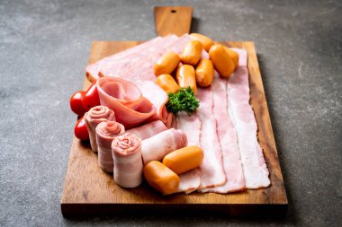 pastırma, sosis, jambon füme ve barbekü pastırma ahşap tahta üzerinde