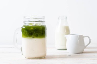Buzlu kibrit yeşil sütlü latte.