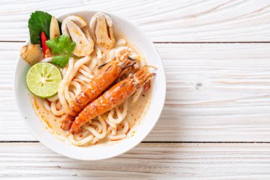 Baharatlı karides udon ramen noodle (Tom Yum Goong) - Japon füzyon gıda tarzı
