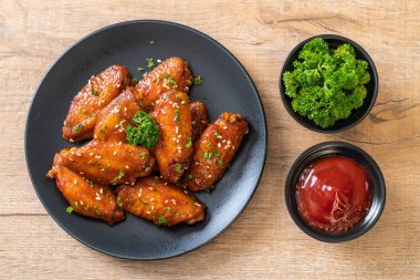 Beyaz susamlı ızgara tavuk kanadı.