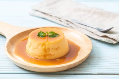 Naneli ev yapımı karamel kremalı puding.