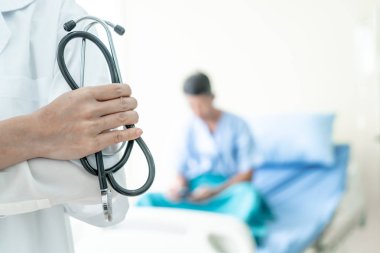 kadın doktor stetoskop hasta geçmişi olan holding