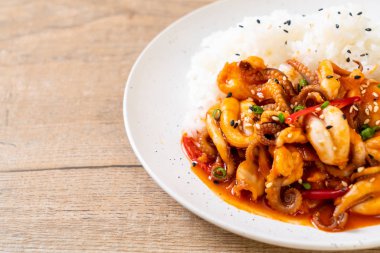 tavada kızartılmış ahtapot veya kalamar ve pirinç - Kore yemeği tarzı ile Kore baharatlı hamur (osam bulgogi)