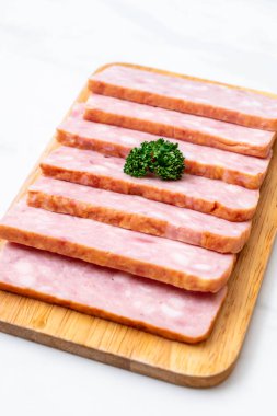 dilimlenmiş taze çiğ pastırma Barbekü