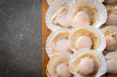 Ahşap tahta üzerinde taze kabuk tarak