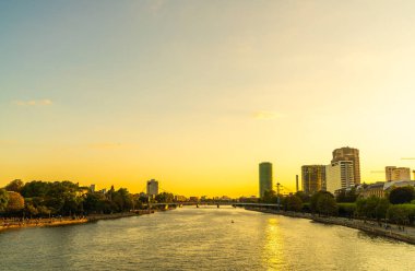 Frankfurt am Main manzarası twilight saat sırasında.