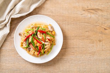 Karıştırılmış kalamar ya da tuzlu yumurtalı ahtapot - Asya deniz ürünleri tarzı