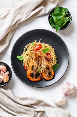 ızgara karides ve domates - İtalyan Füzyon gıda tarzı ile tavada kızartılmış spagetti