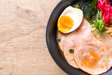 Baharatlı miso udon ramen noodle ile domuz eti - Japon gıda tarzı