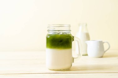 Buzlu kibrit yeşil sütlü latte.