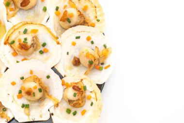 tereyağı ve beyaz arka plan üzerinde izole sarımsak ile ızgara tarak shell