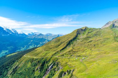 Güzel Alps dağ Grindelwald, İsviçre mavi gökyüzü ile