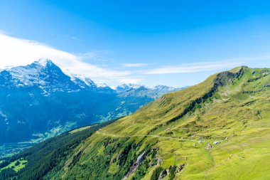 Güzel Alps dağ Grindelwald, İsviçre mavi gökyüzü ile