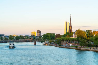Frankfurt am Main manzarası twilight saat sırasında.