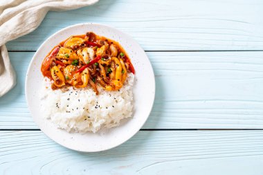 tavada kızartılmış ahtapot veya kalamar ve pirinç - Kore yemeği tarzı ile Kore baharatlı hamur (osam bulgogi)