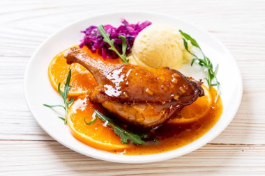 Portakal soslu biftek kızarmış ördek bacak