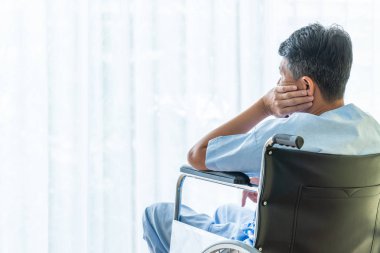 Boş odada Asya kıdemli hasta tekerlekli sandalye