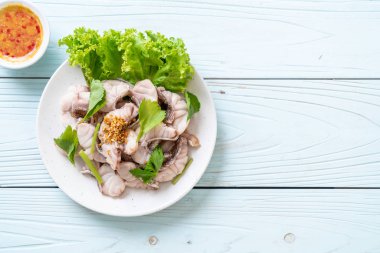 Soslu ve sebzeli haşlanmış balık sosu.