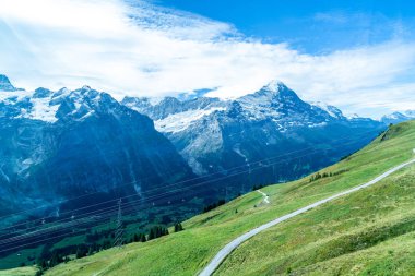 Güzel Alps dağ Grindelwald, İsviçre mavi gökyüzü ile