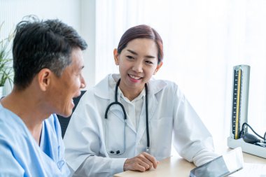 Asya kıdemli olan istişare ile doktor hasta Office - seçici odak noktası