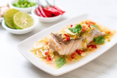 Kireç soyunma - orfoz balığı fileto Chili Lime Soslu buğulama Asya gıda tarzı