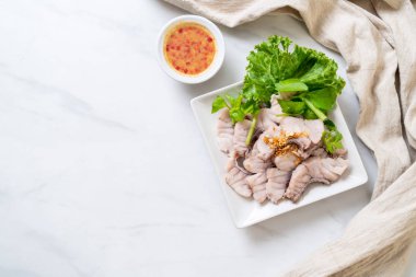 Soslu ve sebzeli haşlanmış balık sosu.