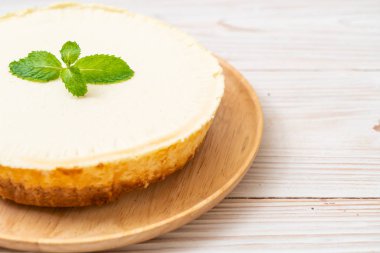 Ahşap zemin üzerine nane ile ev yapımı cheesecake