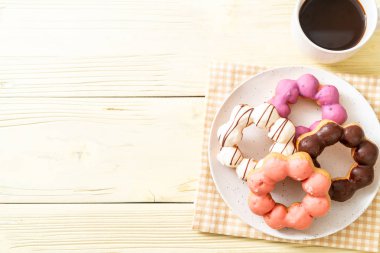 ahşap arka plan üzerinde siyah kahve ile çörek