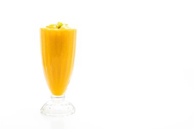 Beyaz arka plan üzerinde izole taze mango smoothies